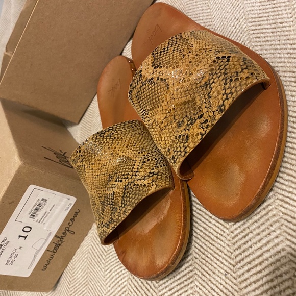 Beek Mockingbird slides tan snake print - Picture 1 of 7